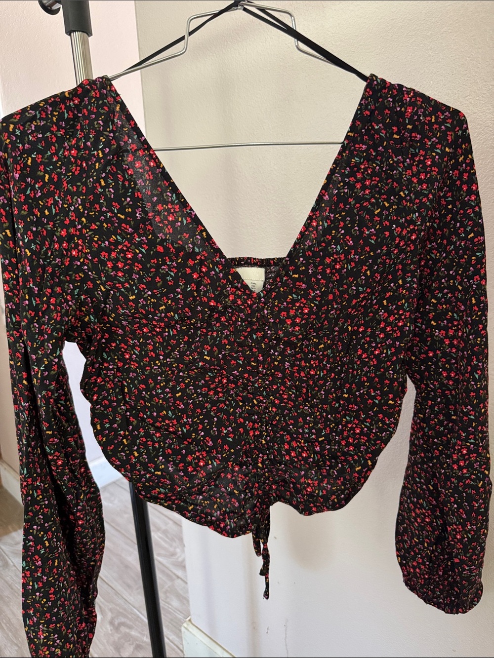 H&M Black Floral V-Neck Tie-Front Crop Top